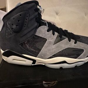 Women’s Jordan Retro 6 NEW never worn. In original box